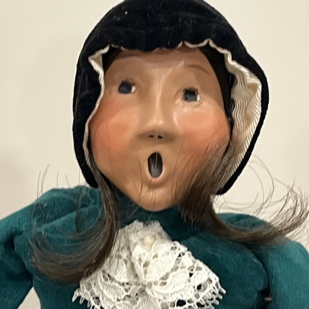 1992 BYERS CHOICE CHRISTMAS CAROLER Woman Long Brown Hair Green White Dress
